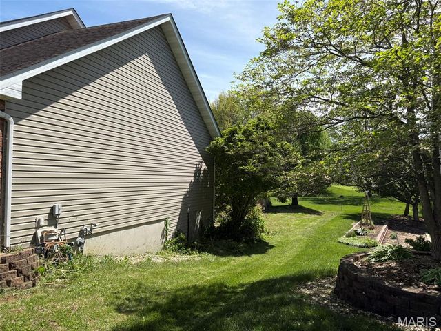 7513 Stonebridge Golf Drive, Maryville, IL 62062