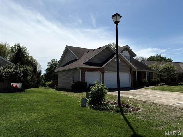 7513 Stonebridge Golf Drive, Maryville, IL 62062