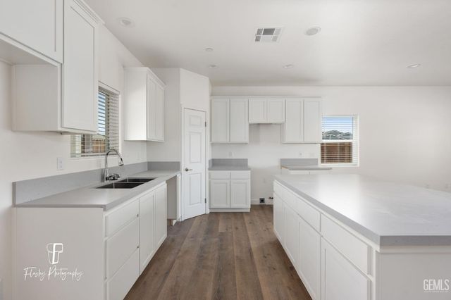 8802 Almata Avenue, Bakersfield, CA 93307