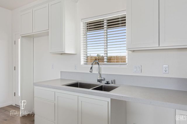 8802 Almata Avenue, Bakersfield, CA 93307