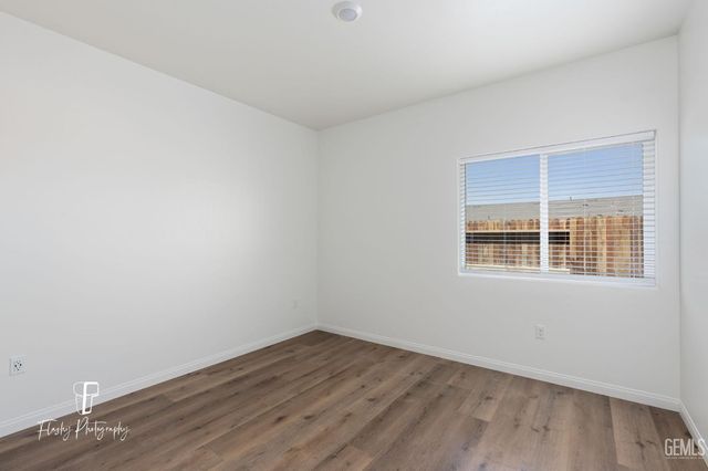 8802 Almata Avenue, Bakersfield, CA 93307