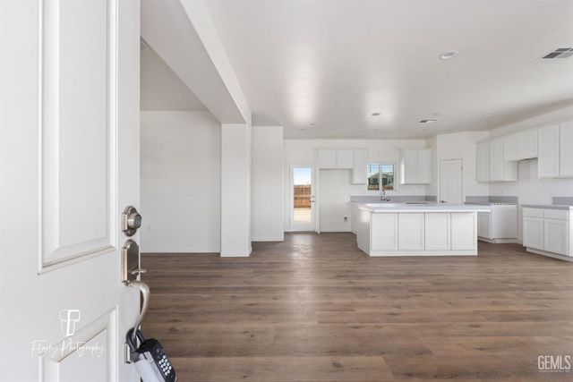 8802 Almata Avenue, Bakersfield, CA 93307