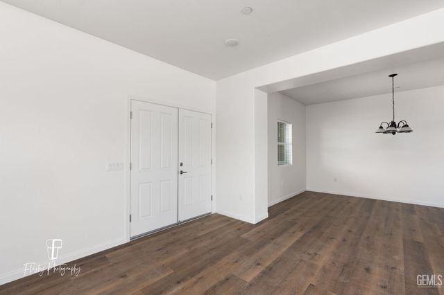 8802 Almata Avenue, Bakersfield, CA 93307