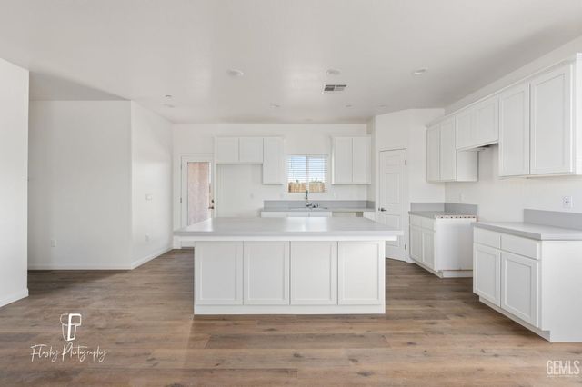 8802 Almata Avenue, Bakersfield, CA 93307