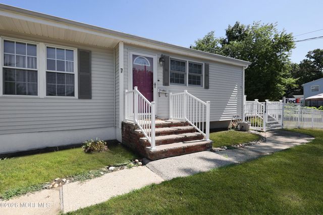 7 Parkview Drive, Hazlet, NJ 07730