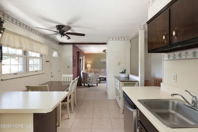 7 Parkview Drive, Hazlet, NJ 07730