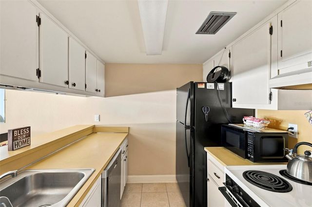 2525 W BAY DRIVE A22, Belleair Bluffs, FL 33770