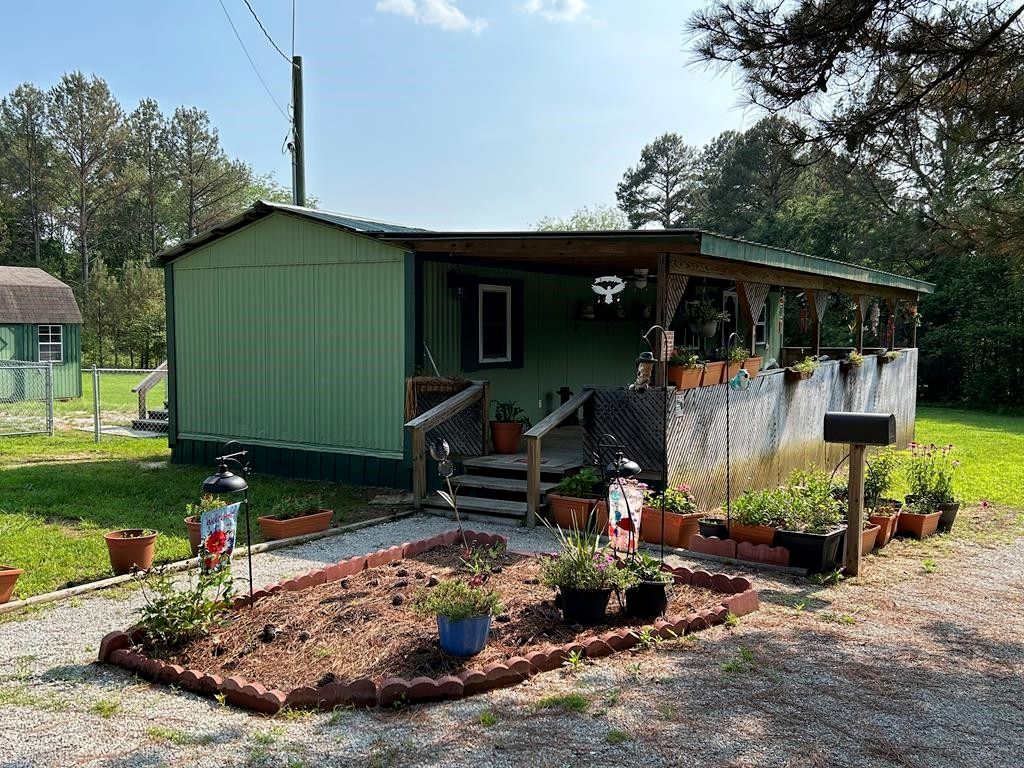 1135 Old Homestead Rd, Big Sandy, TN 38221