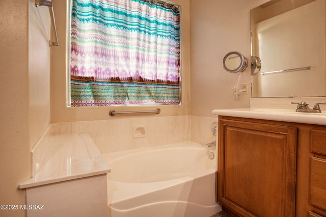 56 N Cape Royal Drive, Green Valley, AZ 85614