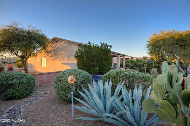 56 N Cape Royal Drive, Green Valley, AZ 85614