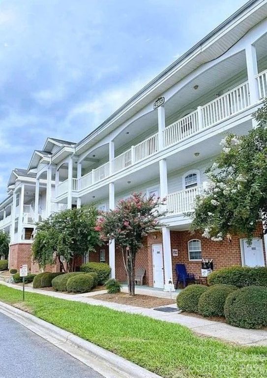 8913 Meadow Vista Road, Charlotte, NC 28213