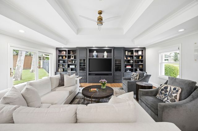 4630 S Lindhurst Avenue, Dallas, TX 75229