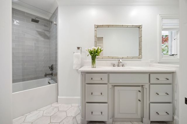 4630 S Lindhurst Avenue, Dallas, TX 75229
