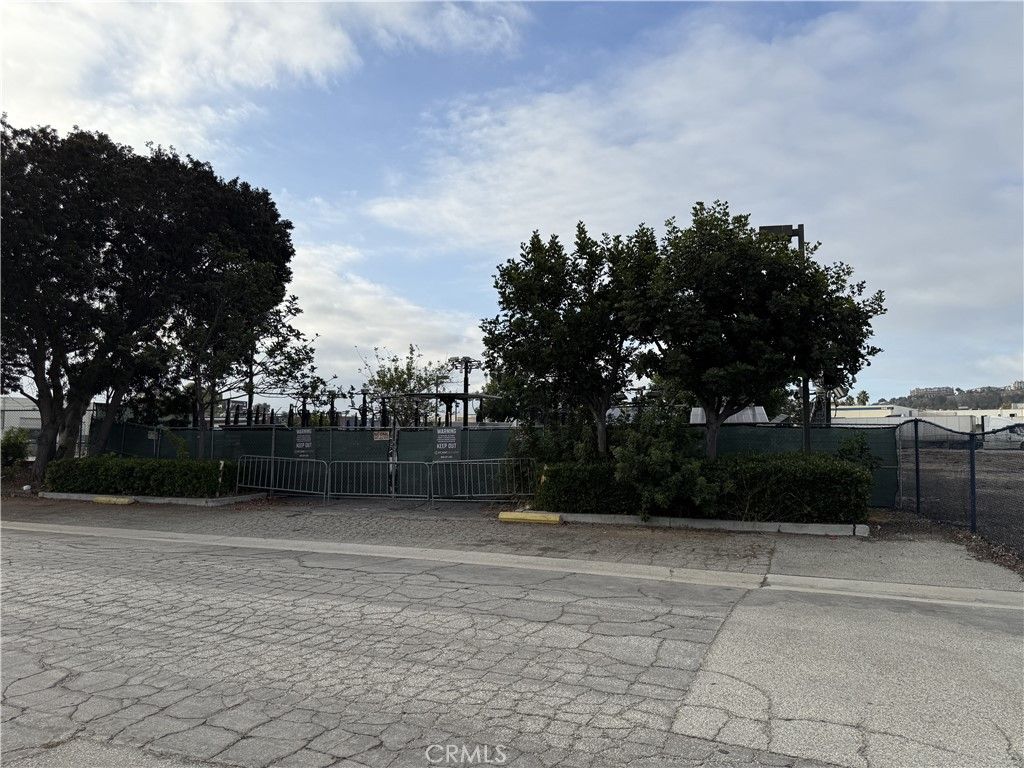Image 2 of property listing at 3070 E Airport Way, Long Beach, CA 90806