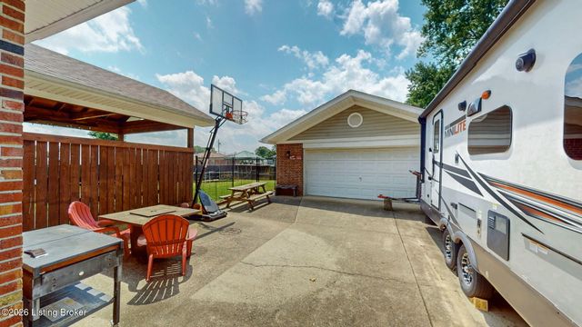 8504 Cotswold Dr, Louisville, KY 40258