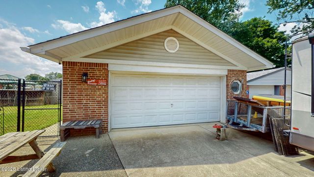 8504 Cotswold Dr, Louisville, KY 40258