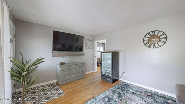 8504 Cotswold Dr, Louisville, KY 40258