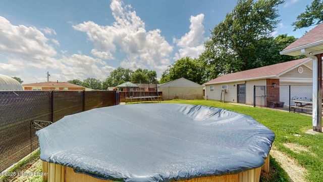 8504 Cotswold Dr, Louisville, KY 40258