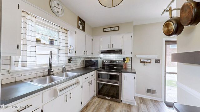 8504 Cotswold Dr, Louisville, KY 40258