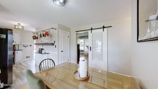 8504 Cotswold Dr, Louisville, KY 40258