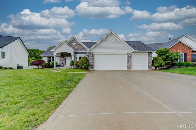 819 Hidden Spring Drive, St Charles, MO 63304
