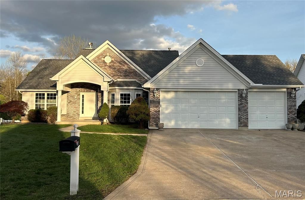 819 Hidden Spring Drive, St Charles, MO 63304