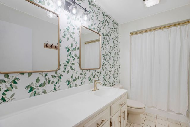 814 roger Road, Woodstock, IL 60098