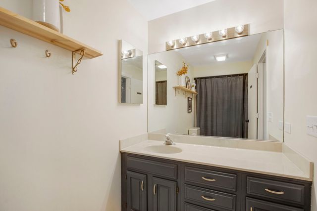 814 roger Road, Woodstock, IL 60098