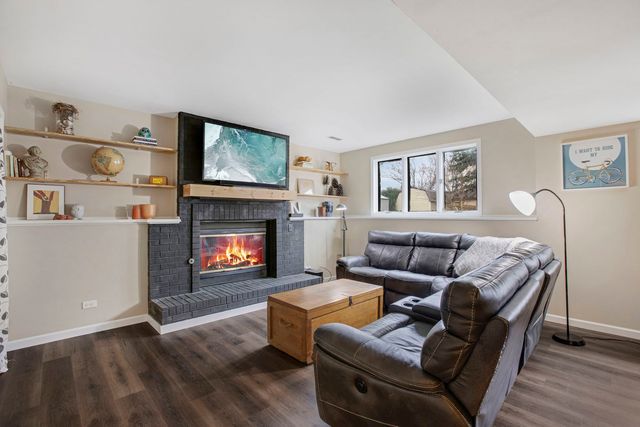 814 roger Road, Woodstock, IL 60098