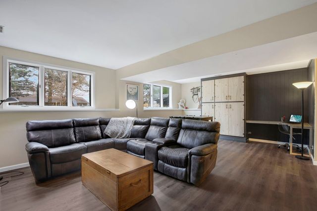 814 roger Road, Woodstock, IL 60098