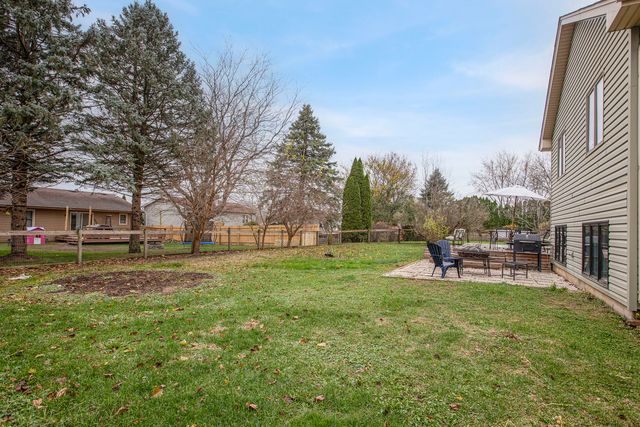 814 roger Road, Woodstock, IL 60098