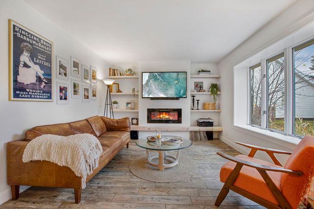 814 roger Road, Woodstock, IL 60098