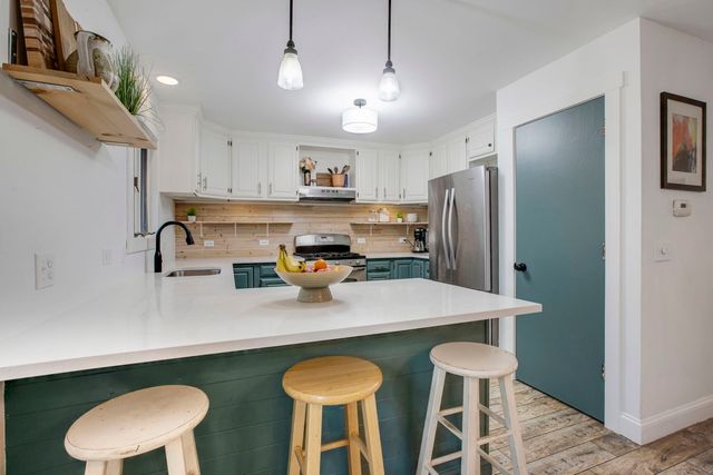 814 roger Road, Woodstock, IL 60098