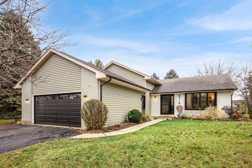 814 roger Road, Woodstock, IL 60098