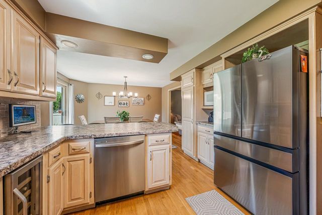 2767 OAKWOOD CIRCLE, Oshkosh, WI 54904