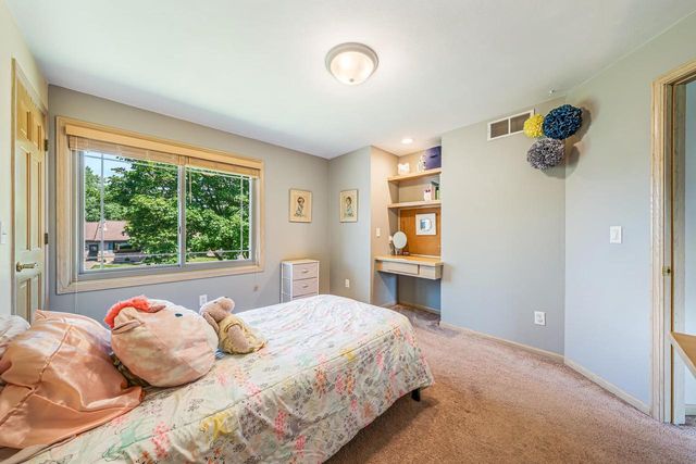 2767 OAKWOOD CIRCLE, Oshkosh, WI 54904