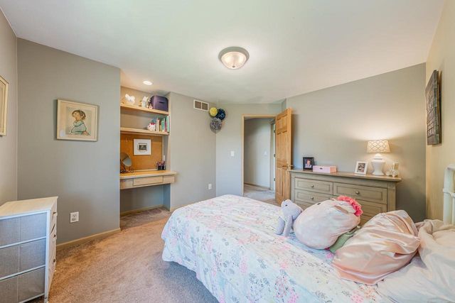 2767 OAKWOOD CIRCLE, Oshkosh, WI 54904