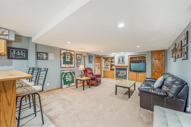 2767 OAKWOOD CIRCLE, Oshkosh, WI 54904