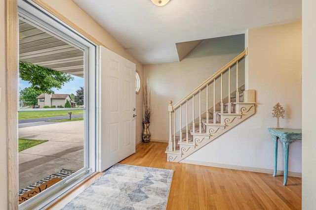 2767 OAKWOOD CIRCLE, Oshkosh, WI 54904