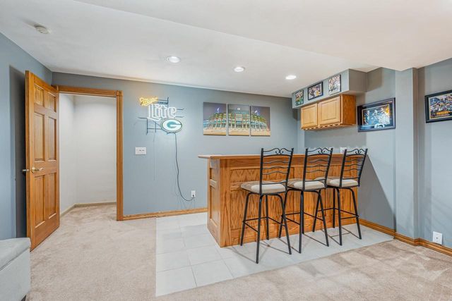 2767 OAKWOOD CIRCLE, Oshkosh, WI 54904