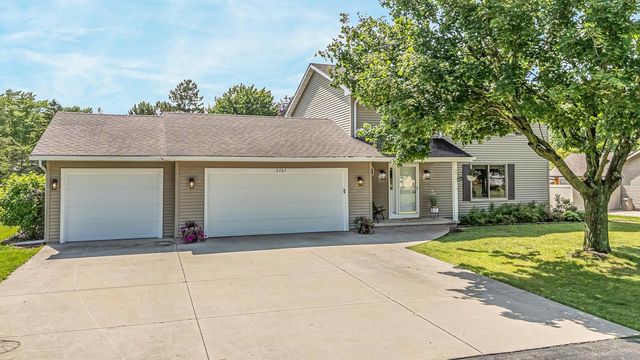 2767 OAKWOOD CIRCLE, Oshkosh, WI 54904