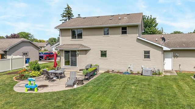 2767 OAKWOOD CIRCLE, Oshkosh, WI 54904
