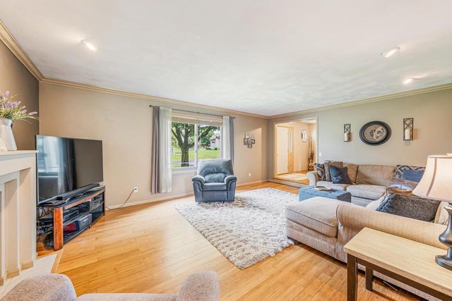 2767 OAKWOOD CIRCLE, Oshkosh, WI 54904