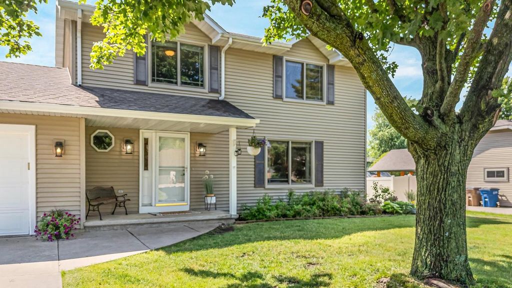 2767 OAKWOOD CIRCLE, Oshkosh, WI 54904