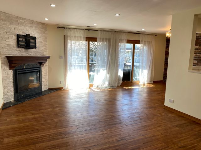 50 Plymouth Court 202B, Naperville, IL 60565