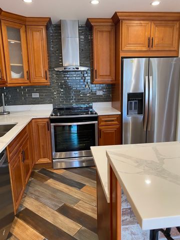 50 Plymouth Court 202B, Naperville, IL 60565