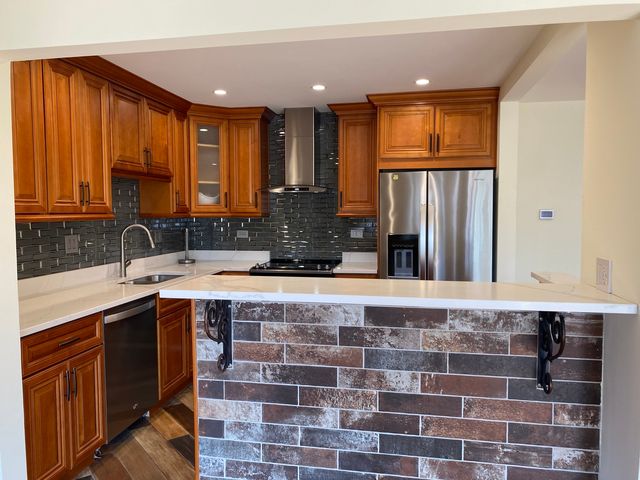 50 Plymouth Court 202B, Naperville, IL 60565