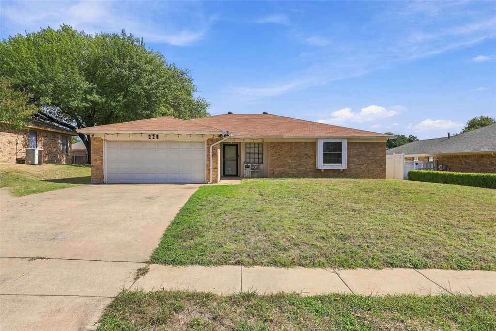 228 Meadowhill Drive, Benbrook, TX 76126 — photo 2