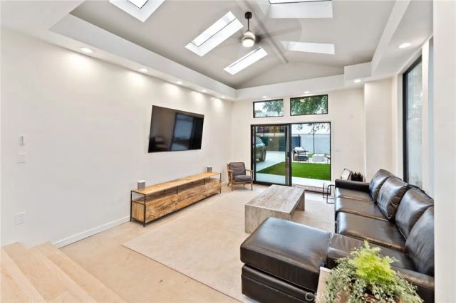 2428 Glyndon Avenue, Venice, CA 90291
