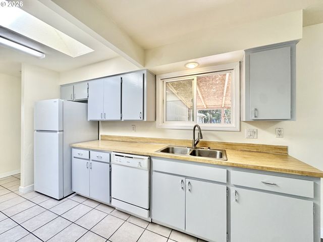 16720 Se CLINTON St, Portland, OR 97236